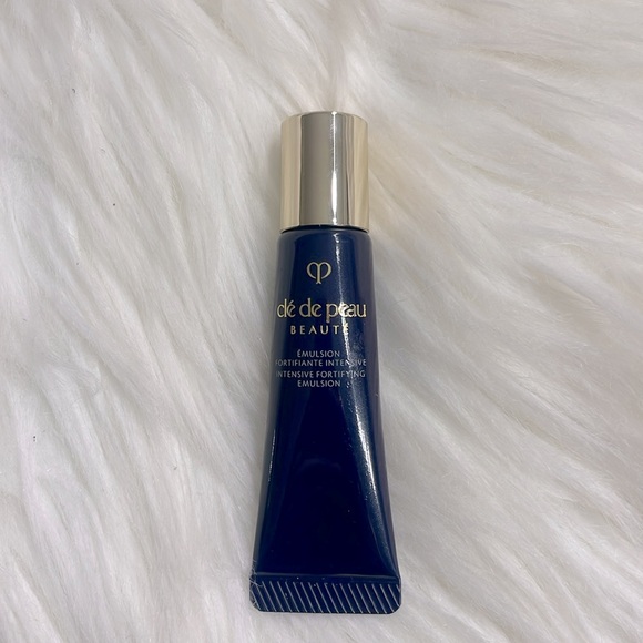 Clé de Peau Beauté
Intensive Fortifying Emulsion mini - Picture 3 of 5